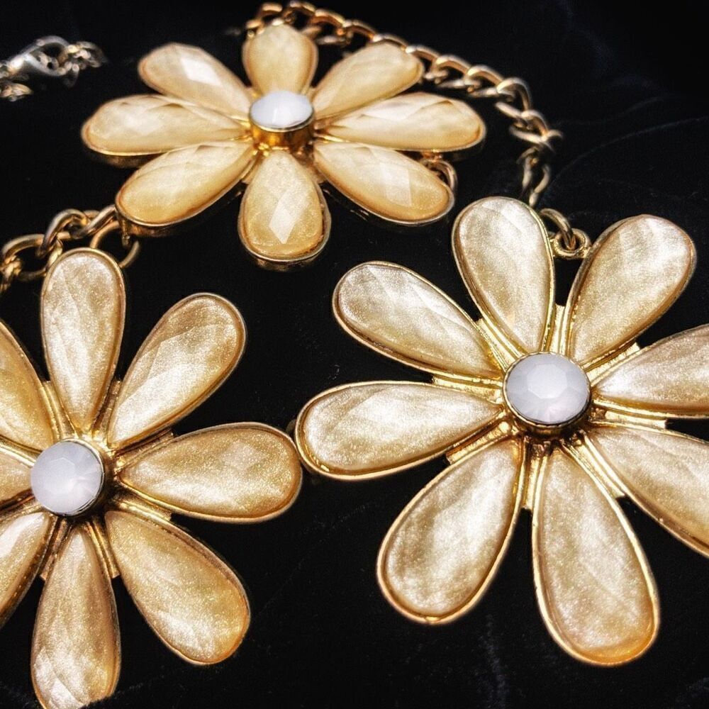 Retro-Styled Sun-Kissed Daisy Trio Bib Necklace - Picture 7 of 7